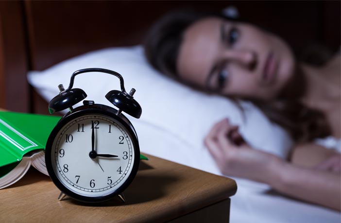 المعهد الذهبي|وصفات للتغلب على الأرقsad-woman-in-bed-with-insomnia-cant-sleep