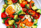 المعهد الذهبي | بيض مخفوق بالطماطم والأفوكادو: وجبة فطور صحية ومغذية