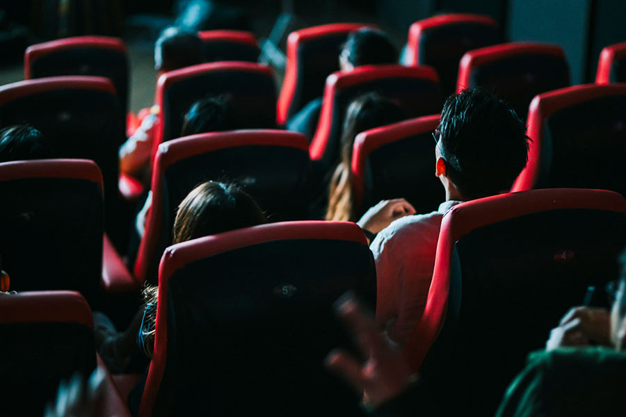 صناعة السينما اليوم: نظرة شاملة على السوق والاتجاهات والتحديات